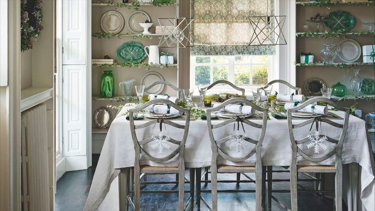 La mesa del comedor se usa todos los días. La mesa del comedor se usa todos los días. 