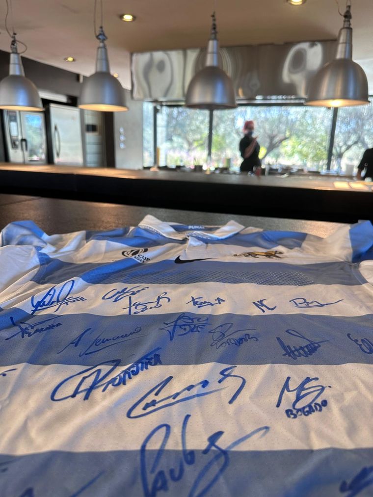 La camiseta firmada, y detrás, la cocina de Espacio Trapiche. Foto: Gentileza