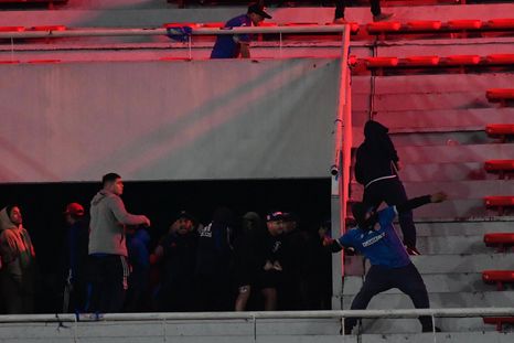 Boric instruyó a su embajador en Argentina para asistir personalmente a los chilenos hospitalizados y a los que permanecen detenidos. Boric instruyó a su embajador en Argentina para asistir personalmente a los chilenos hospitalizados y a los que permanecen detenidos.