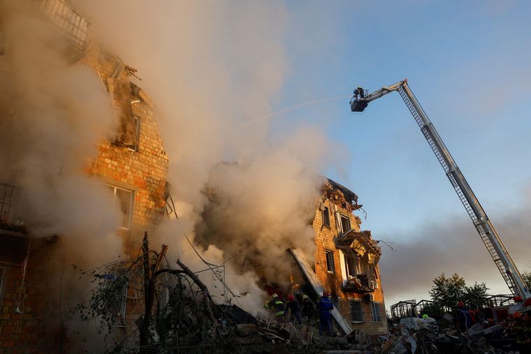 Un edificio residencial de cinco plantas se derrumbó parcialmente.