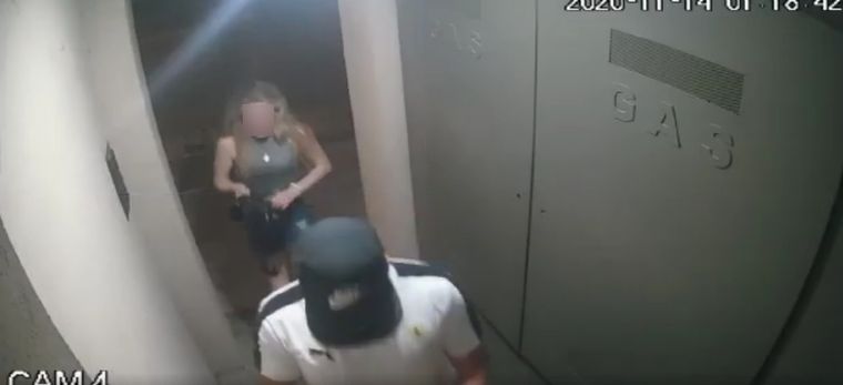 Golpeada La muchacha recibió de lleno un golpe de puño