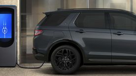 El Land Rover Discovery Sport con tracción total mantiene su gama de eficientes modelos híbridos eléctricos enchufables y Mild-hybrid eléctricos, que proporcionan un rendimiento más que interesante.