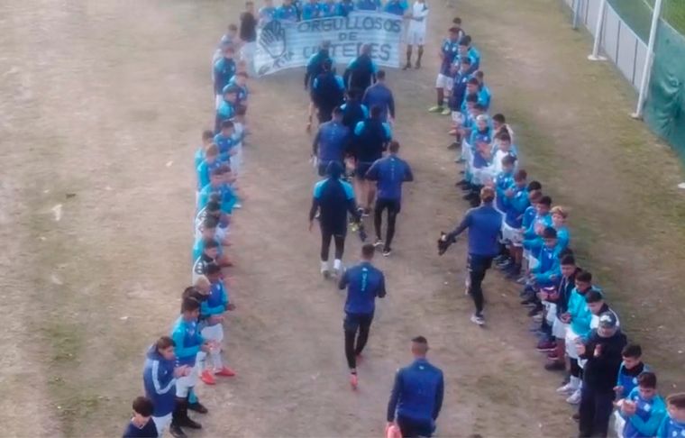 El recibimiento de las inferiores de Racing Así recibieron los chicos de las inferiores de Racing al plantel de primera después de la caída ante Boca. Foto: Racing
