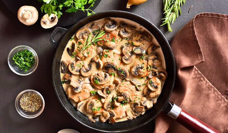 Descubre cómo hacer pechuga de pollo con salsa de Champiñones en casa Foto: Shutterstock