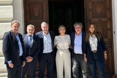 Monzó, Pichetto y Kikuchi, con sus legisladores, en la puerta de la legislatura bonaerense.&nbsp;
