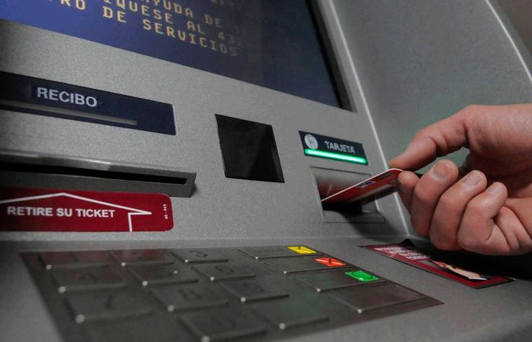 El joven estaba instalando el dispositivo en el cajero para robar los datos de las tarjetas