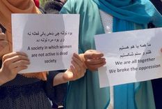 Algunas afganas protestaron en Kabul contra las restricciones que se les han impuesto. Foto: AFP Foto: AFP