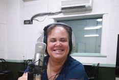 Claudia Corin, sonriente haciendo radio. Foto: Facebook