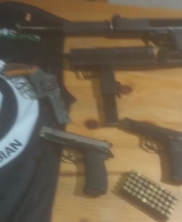 Armas de guerra El armamento que muestran los hinchas está prohibido para civiles.