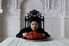 Salma Hayek siempre tiene un antojo, y el glamour no va a impedir que lo satisfaga. Foto: Tale of Tales