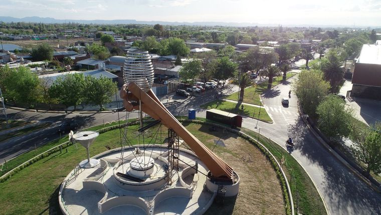 ASí es la escultura que engalana a San Rafael y homenajea al vino. Foto: Gentileza Municipalidad de San Rafael