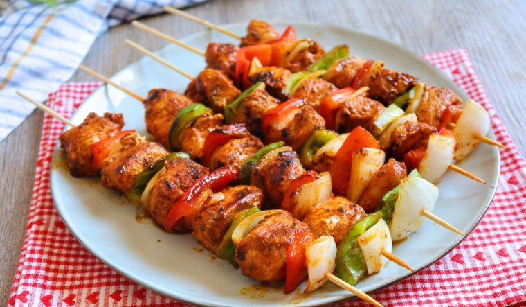 Sorprende a tus invitados con brochetas de pollo a la parrilla Foto: Anna Recetas Fáciles