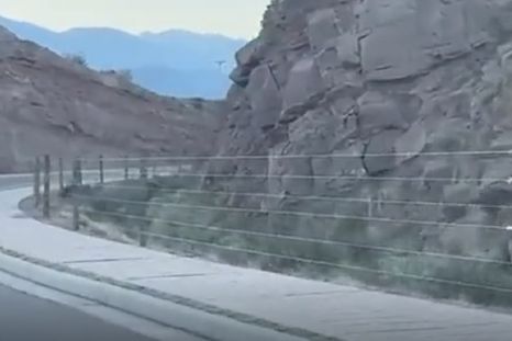 El cerco de sies alambres restringe el acceso al perilago de Potrerillos. El cerco de sies alambres restringe el acceso al perilago de Potrerillos.