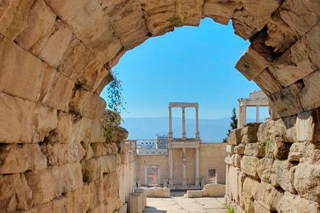 El Estadio Romano de Trimontium, ubicado en la actual ciudad de Plovdiv, Bulgaria, se encuentra sepultado justo debajo de la principal calle peatonal del centro urbano. El concurso busca transformar el aspecto actual del paso Trimontium y mejorar especialmente la accesibilidad. El túnel funciona como una de las puertas hacia las estructuras del antiguo Forum de Philippopolis. El Estadio Romano de Trimontium, ubicado en la actual ciudad de Plovdiv, Bulgaria, se encuentra sepultado justo debajo de la principal calle peatonal del centro urbano. El concurso busca transformar el aspecto actual del paso Trimontium y mejorar especialmente la accesibilidad. El túnel funciona como una de las puertas hacia las estructuras del antiguo Forum de Philippopolis.