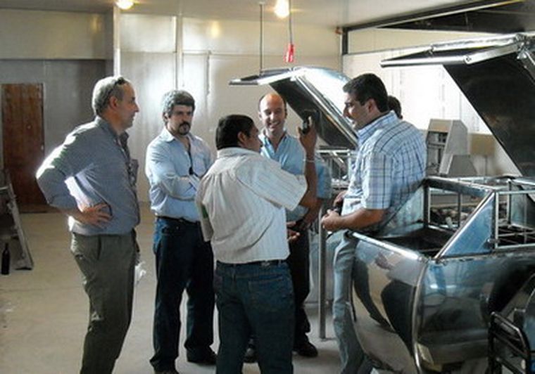 Apicultores y máquinas de extracción de miel.