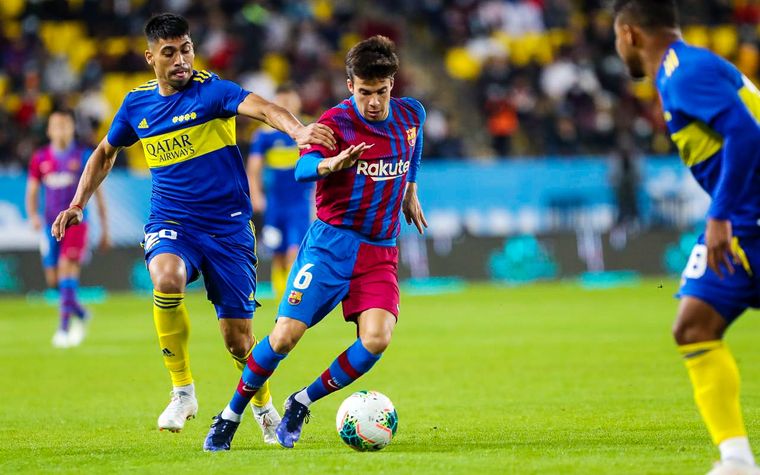 Juan Ramírez y Riqui Puig en pleno partido Foto: FC Barcelona
