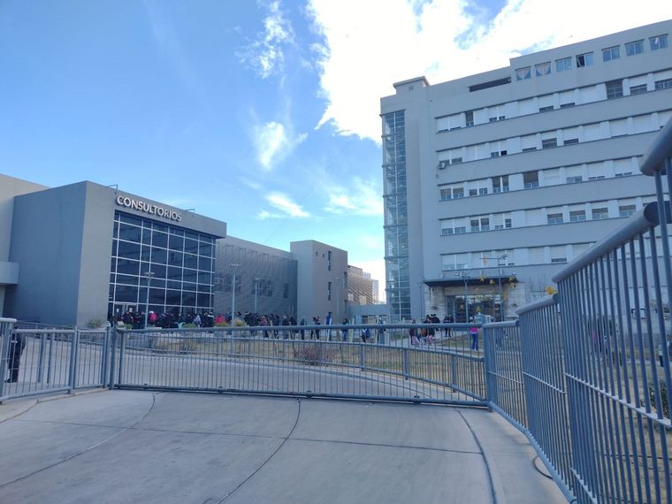 Un hombre con un machete amenazó con tirarse al vacío desde una cornisa en el Hospital Central Foto: ALF PONCE MERCADO / MDZ