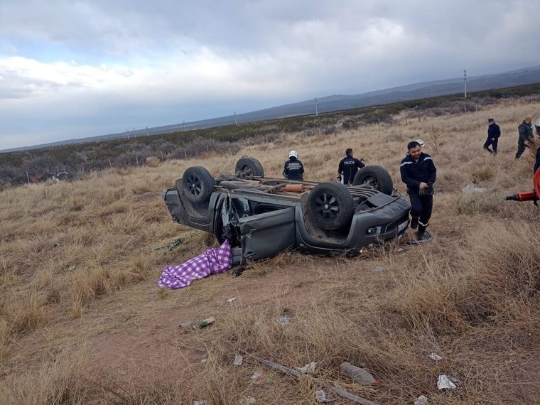 La camioneta volcó en Luján de Cuyo. Foto: Matías Pascualetti.