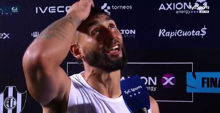 El defensor protagonizó un emotivo momento tras la coronación del primer título de su carrera. Foto: Captura