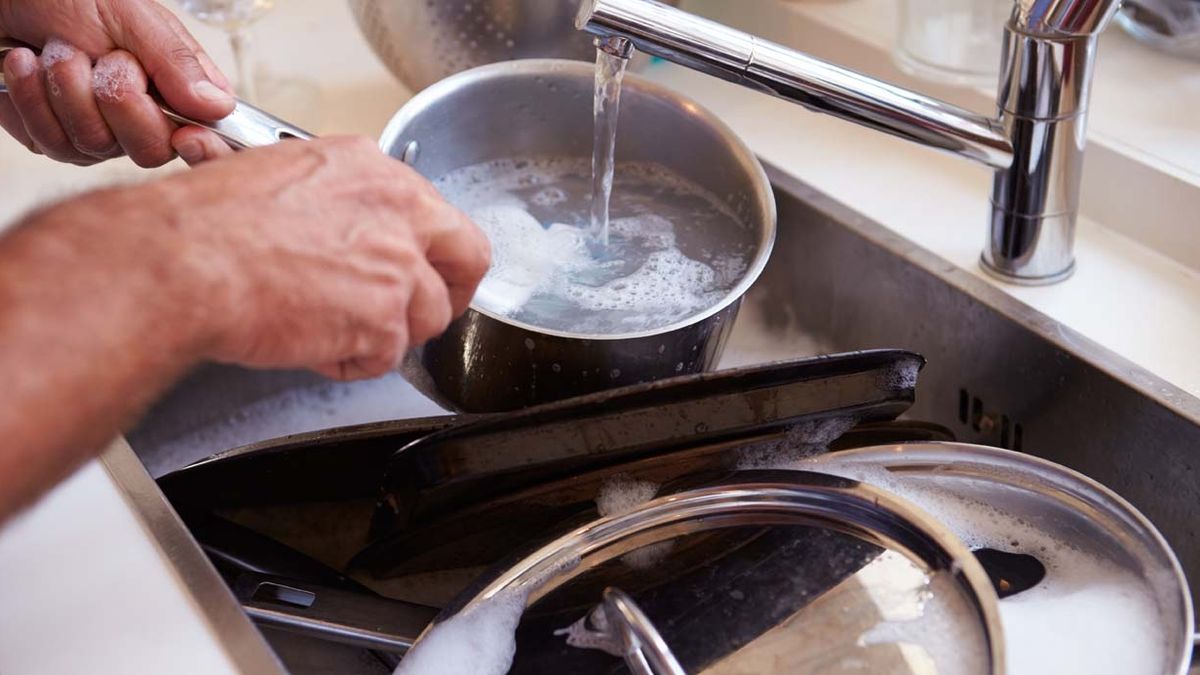 El truco de limpieza con papel aluminio que deja las ollas quemadas como nuevas