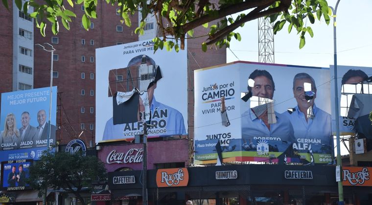 Carteles vandalizados de Juntos por el Cambio en la capital tucumana