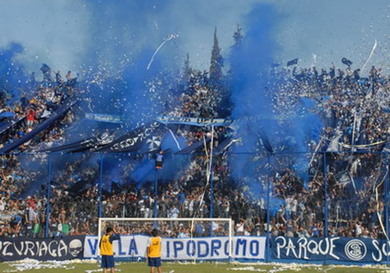 La hinchada azul está disconforme con el rendimiento del equipo. Foto: Archivo / MDZ