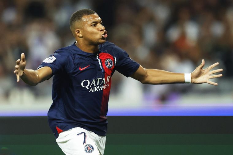 Mbappé volvió a jugar con el PSG, metió un gol y lo festejó con los ultras Foto: EFE