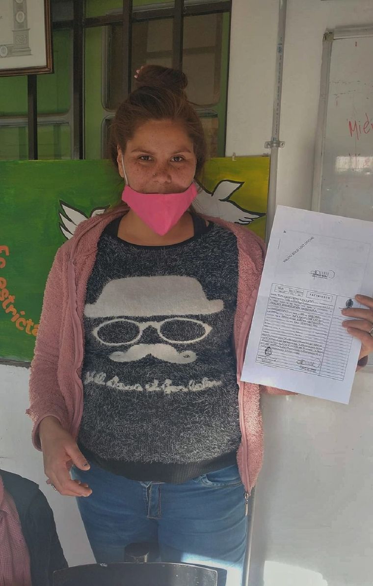 Paola Vergara muestra su tan ansiada documentación Foto: Gentileza Karen Minasi