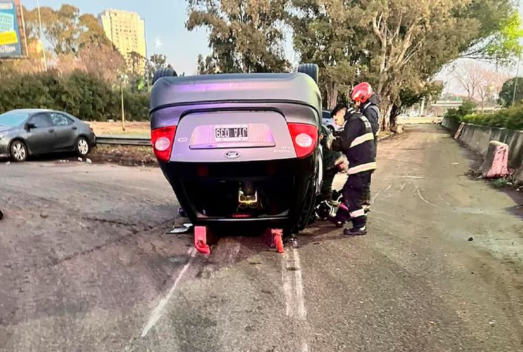 Un vehículo volcó en avenida Costanera Rafael Obligado al 4900, en la Ciudad de Buenos Aires. Un vehículo volcó en avenida Costanera Rafael Obligado al 4900, en la Ciudad de Buenos Aires.