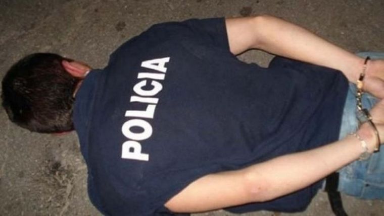 El policía fue detenido por estar comprando droga cuando debía estar en su casa