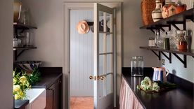 La decoración desechable es una tendencia que se repite cada año y consiste en una decoración barata y producida en masa. En términos de medio ambiente ésto puede acabar costando más a largo plazo, La decoración desechable es una tendencia que se repite cada año y consiste en una decoración barata y producida en masa. En términos de medio ambiente ésto puede acabar costando más a largo plazo,