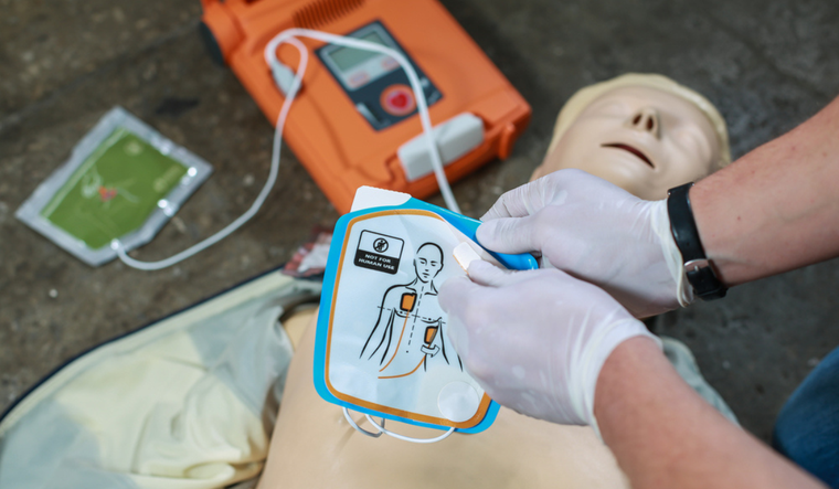 Cada desfibrilador contiene un instructivo impreso para que cualquier persona puede manipularlo.