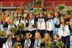 Luciana Aymar, la deportista argentina con más medallas en la historia de los Juegos Olímpicos, junto a Camau Espínola. Foto: @aymarlucha