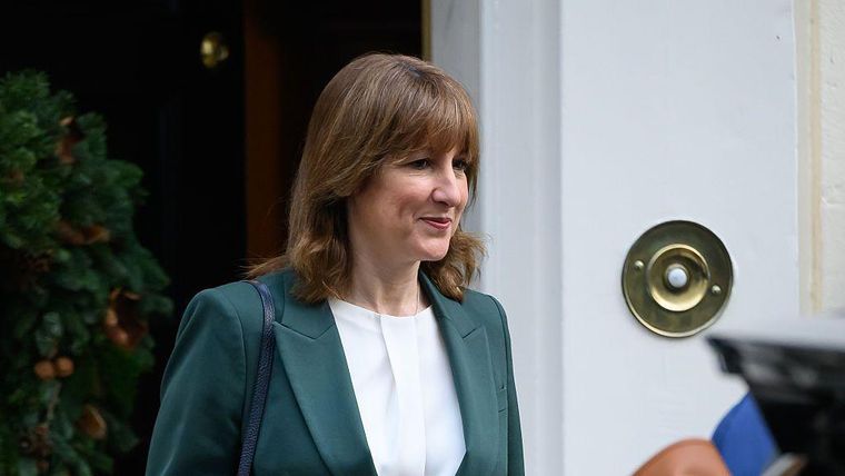 La viceministra Rachel Reeves anunció que el gobierno Laborista permitirá que las familias en Reino Unido reciban ayuda social luego de tener más de dos hijos.