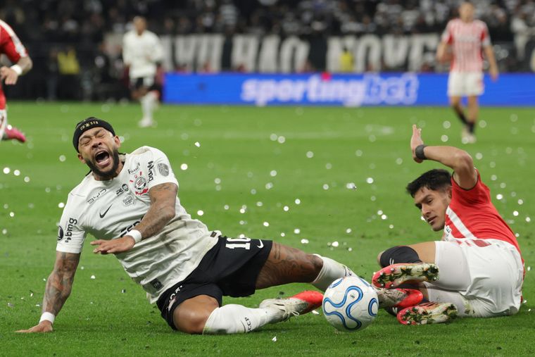 Memphis Depay, la estrella de Corinthians, sufre una falta de Santiago Núñez, defensor de Estudiantes de La Plata.&nbsp;