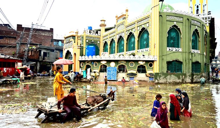 En Pakistán se buscan sobrevivientes a las lluvias monzónicas. Foto EFE En Pakistán se buscan sobrevivientes a las lluvias monzónicas. Foto EFE