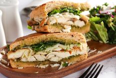 Puedes utilizar pan negro integral para una receta aún más liviana. Foto: Ph Shutterstock