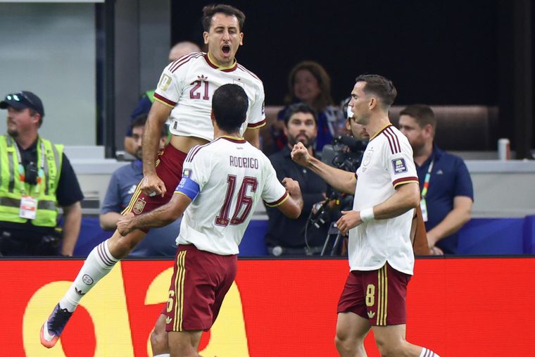 Mikel Oyarzabal celebra su gol de penal en el duelo de semifinales del Mundial 2026 entre Francia y España.