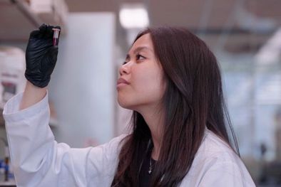 MDZol | La científica Denise Catacutan trabaja en el antibiótico experimental descubierto con la ayuda de la inteligencia artificial. Foto: MCMASTER UNIVERSITY