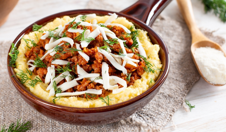 Sabor auténtico: polenta y salsa boloñesa al estilo casero Foto: Shutterstock