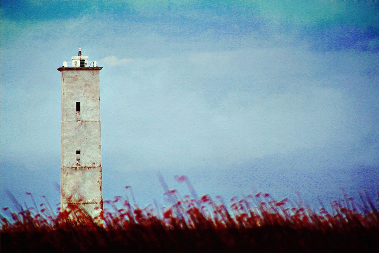 El Farol Cristóvão Pereira, construido en 1886, es uno de los hitos históricos del pueblo de Mostardas y un símbolo del paisaje costero del sur de Brasil. El Farol Cristóvão Pereira, construido en 1886, es uno de los hitos históricos del pueblo de Mostardas y un símbolo del paisaje costero del sur de Brasil.