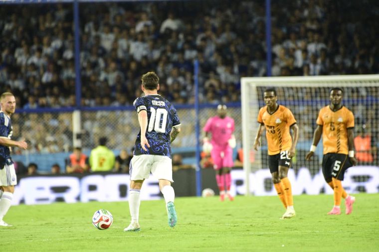 La Selección argentina enfrenta a Zambia en la Bombonera.