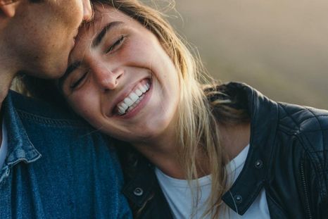 Tratar a la pareja con respeto y dignidad, reconociendo sus fortalezas y aceptando sus defectos. Foto: Archivo