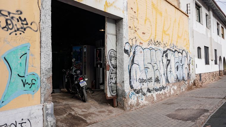 Un taller de heladeras y máquinas de café. Un taller de heladeras y máquinas de café.