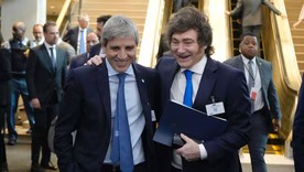 Luis Caputo le atribuyó a Javier Milei en Davos la suba de las acciones argentinas: No es común. Foto: (X: @jmile) Luis Caputo le atribuyó a Javier Milei en Davos la suba de las acciones argentinas: No es común. Foto: (X: @jmile)