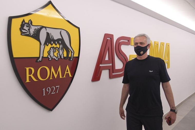 Mourinho fue presentado en el equipo de la capital italiana Foto: AS Roma