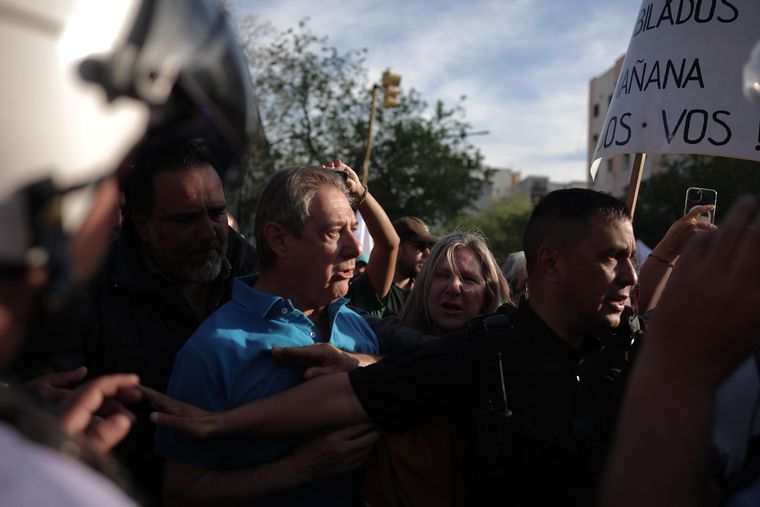 Omar Felix aseguró que le tiraron gas pimienta. Omar Felix aseguró que le tiraron gas pimienta.