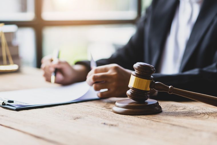 Juicio a empleados públicos por estafas