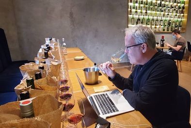 MDZol | James Suckilng, catando.