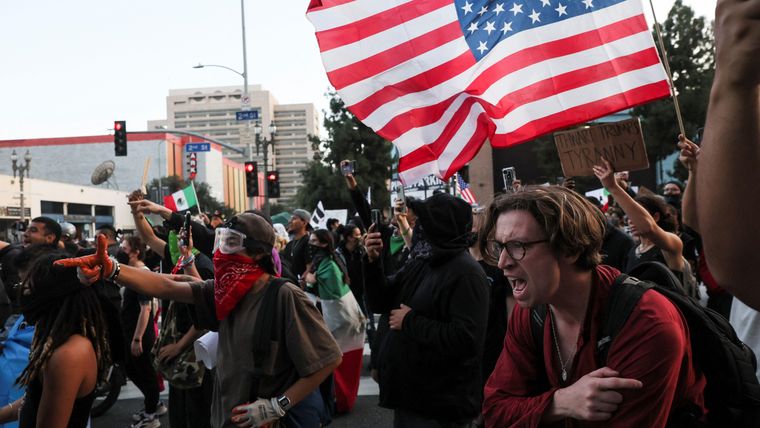 El gobernador de Califonia, Gavin Newsom, advirtió sobre la presencia de personas que han recurrido a la violencia.